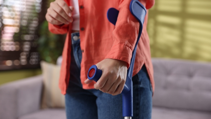 Cârja cu sprijin pe antebraț în recuperarea mersului